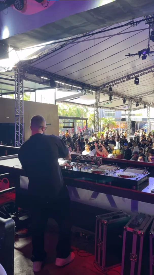 Sttef tocando em um grande palco durante o dia em São Paulo