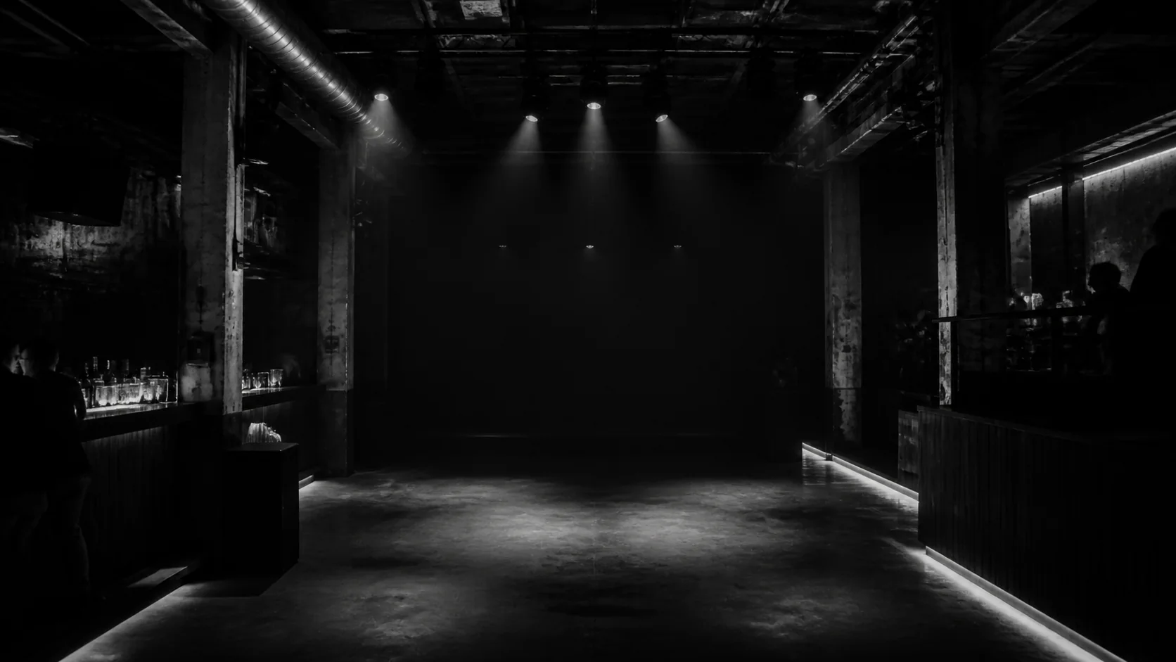 Interior de um club underground com arquitetura industrial